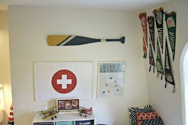 Accessories for decorating a children's room: banners and paddles