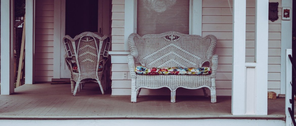 Indispensable furniture and accessories to decorate the porch