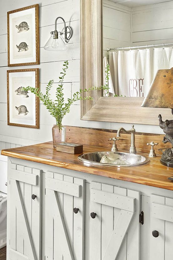 bathroom with warm decorative touches