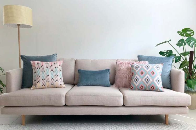 Decoration of the sofa with cushions, the chic touch of the living room