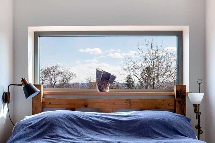 The window as a bed headboard